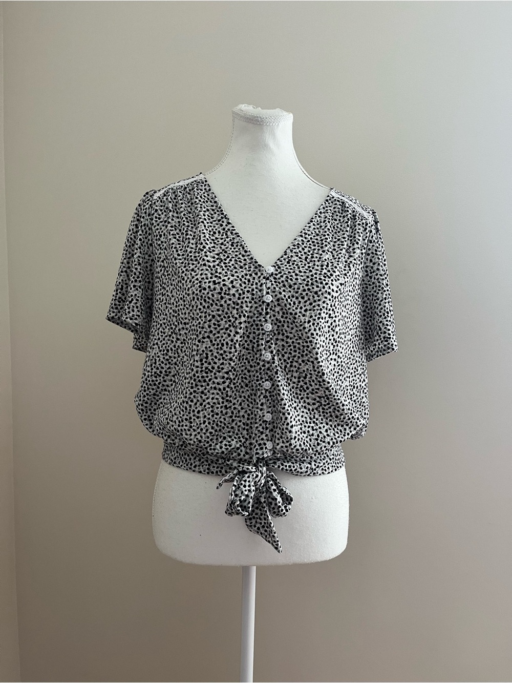 Reitmans Black and White Speckled Tie-Hem V-Neck Crop Top